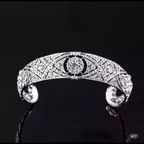 - Royal Rhinestone Crystal Wedding Tiara NWBOX - Picture 4 of 9